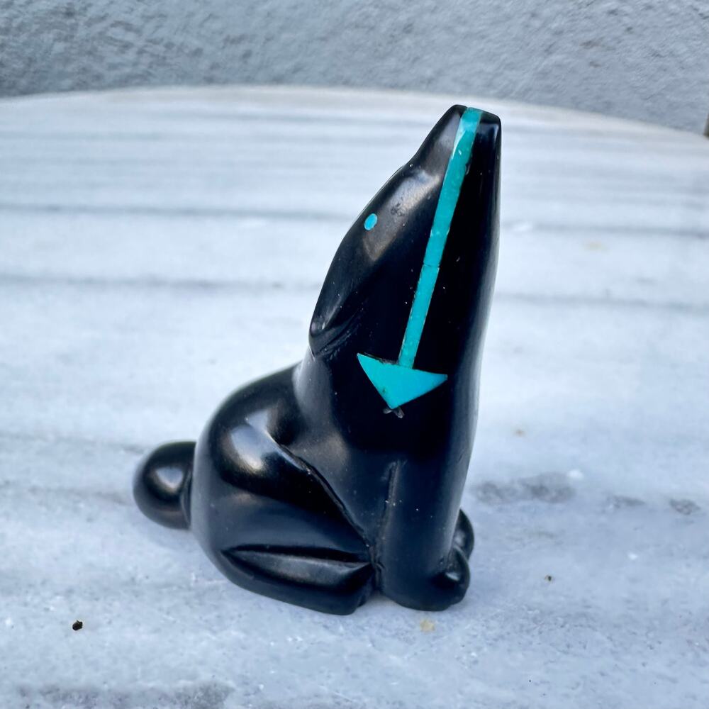 Howling Wolf Carved Fetish Zuni Carving Turquoise Inlay Jet Animal Sculpture